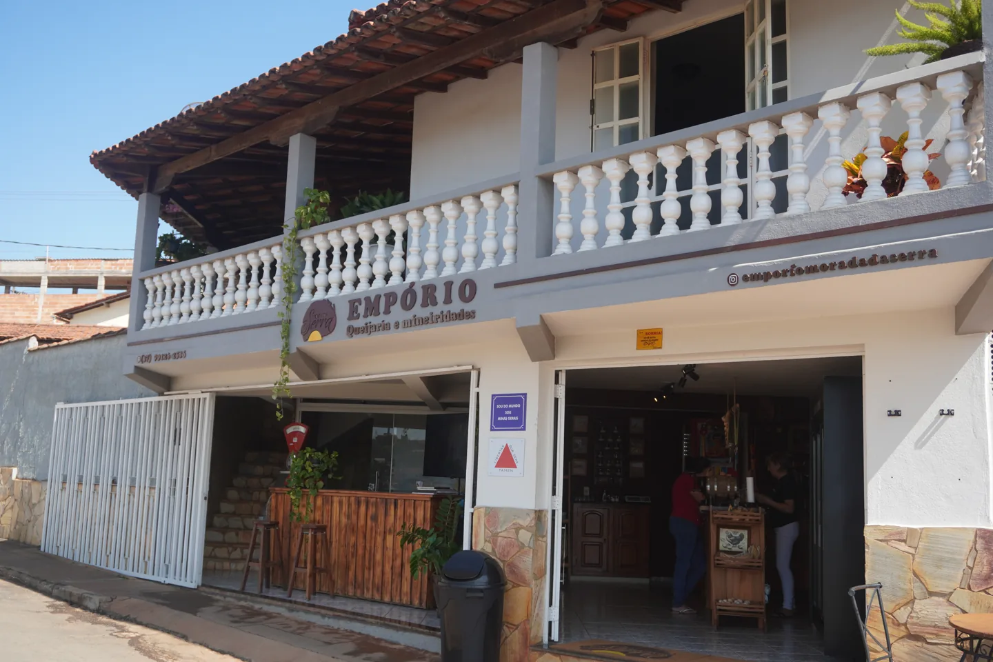 Ambiente acolhedor do Empório Morada da Serra com queijos e produtos artesanais mineiros