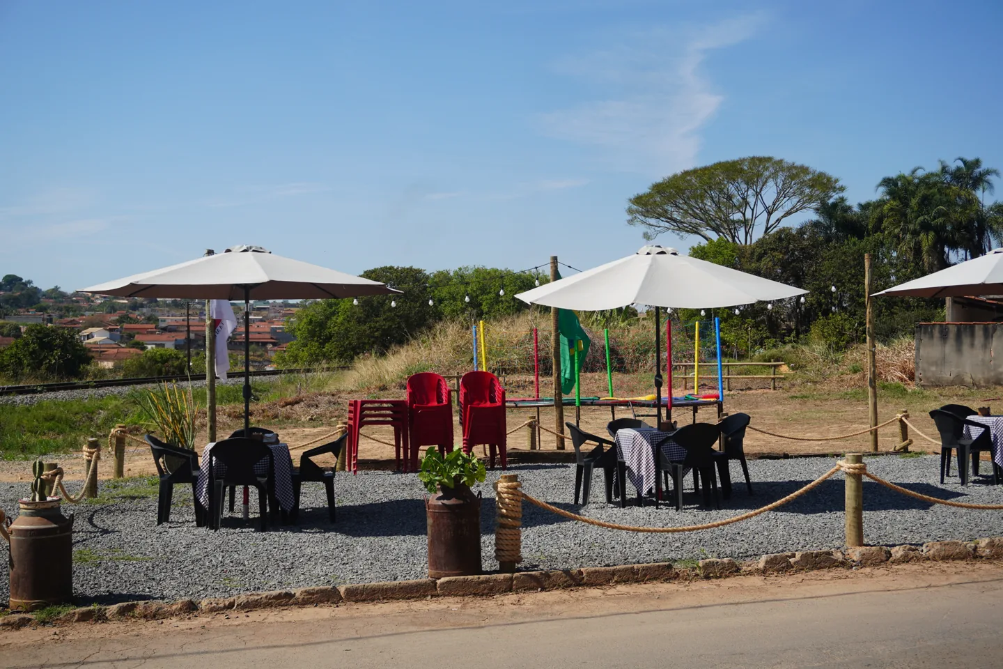 Ambiente do empório preparado para receber amigos e apreciadores