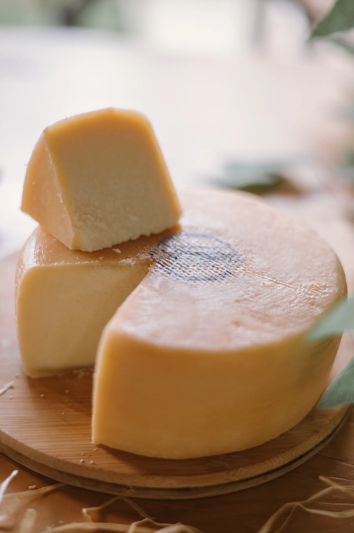 Queijo Minas Artesanal Morada da Serra cortado, exibindo textura macia e casca dourada